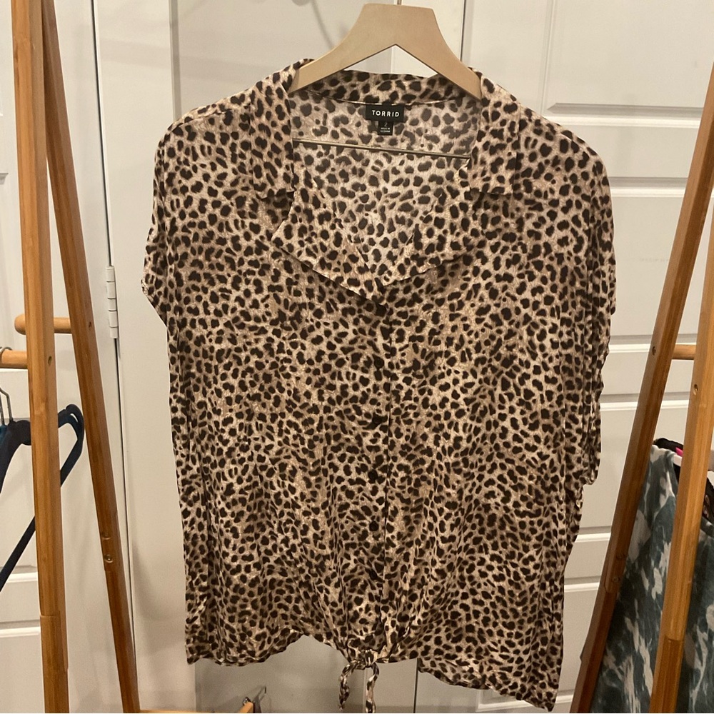 Torrid cheetah print button down short sleeve blouse top with front tie. Size 2X